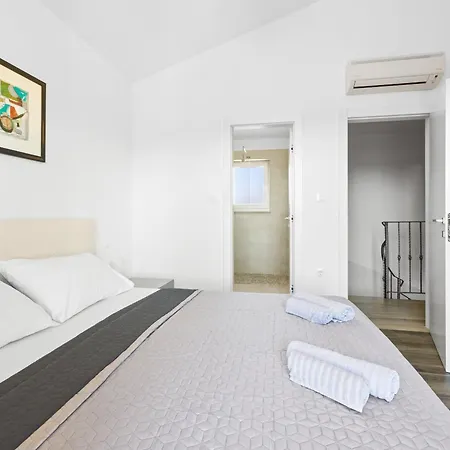 Bosco In With Sea View And Private Pool Only 300 Meters From The Villa *