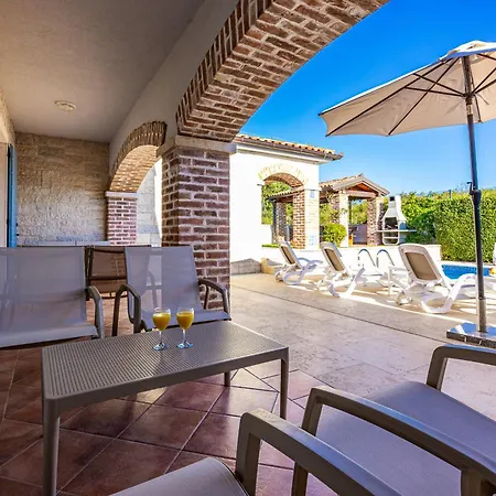 Villa Bosco In With Sea View And Private Pool Only 300 Meters From The Medulin